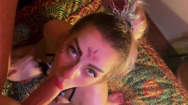 Белокурый ангелочек доводит счастливчика до оргазма своим прелестным ртом