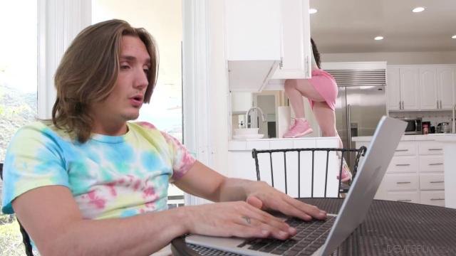 Брюнетка с подтянутым телом обнаруживает что ее сводный брат  жеребец