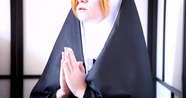 Дикий трах с рыжей монахиней-извращенкой в черных чулках