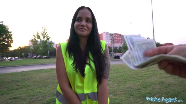 Дженнифер Мендес берет деньги и сосет толстый член в общественном месте