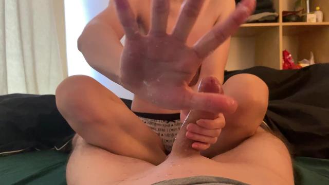 Это был самый быстрый оргазм в моей жизни ее нежные руки просто великолепны