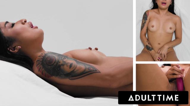 Эйвери Блэк доказывает что для взрывного оргазма мужчина не нужен