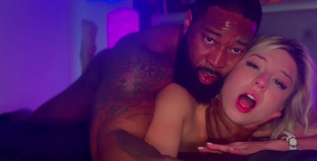 Горячая блондинка-шлюха жаждущая грубого секса просит своего друга с BBC уничтожить ее киску в позе раком