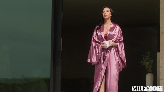 Горячая брюнетка высшего класса с большой грудью трахается с мужчиной с большим членом