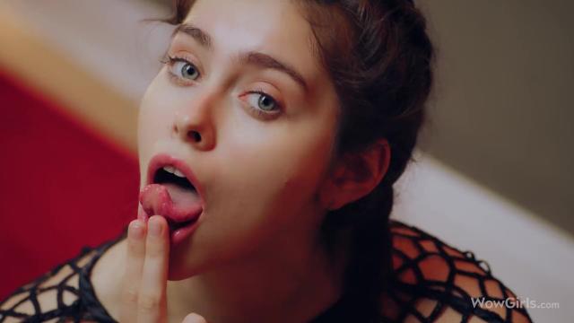 Горячая русская брюнетка очень возбуждена Ей нужно помастурбировать прямо сейчас