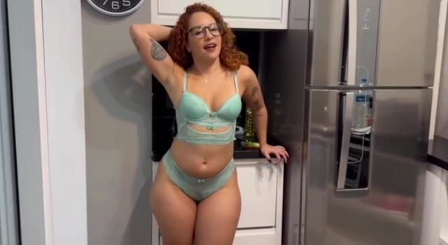 Кудрявая рыжеволосая снежная зайка соблазняет своего хозяина с большим черным членом