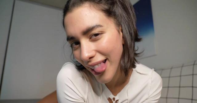 Латиноамериканка ахегао  зрительный контакт во время езды на большом члене