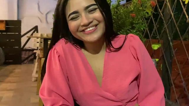 Милая брюнетка сосет и дрочит член после первого свидания