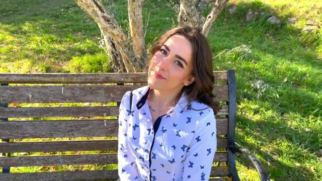 Милая покорная брюнетка с кукольным личиком получает удар самым безжалостным способом