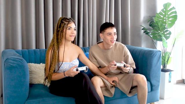 Мой лучший друг слишком увлекается моим членом когда мы играем в PS