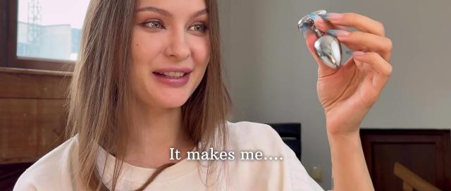 Моя распутная сводная сестра так возбуждена что звонит мне и спрашивает могу ли я полизать ее киску