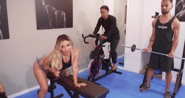 Она трахает своих парней из спортзала в своей голове чтобы справиться с похотливым состоянием ума