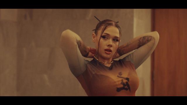 Порно ужасов горячая девушка встречает незнакомца в капюшоне в своей комнате Она делает ему минет и трахается по-собачьи