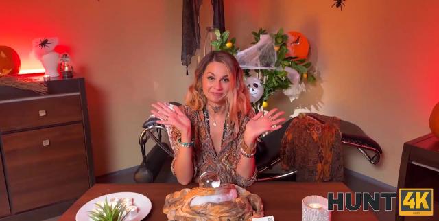 Прямо во время сеанса гадания Ванесса Леона умиротворяет духов изменяя своему мужу