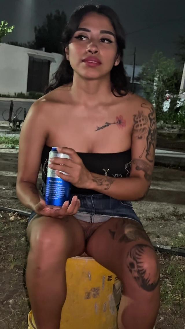 Пышногрудая латиноамериканка скачет на члене соседа обеими своими дырками и получает в обе дырки сперму