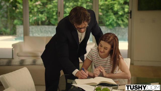 Рыжеволосая и стройная - Алайна растянула свою задницу