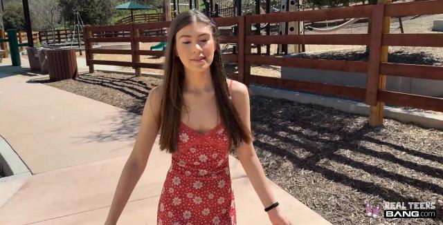 Сексуальная молодая женщина с маленькой грудью которую я встретил в парке согласилась на жаркий секс у меня дома