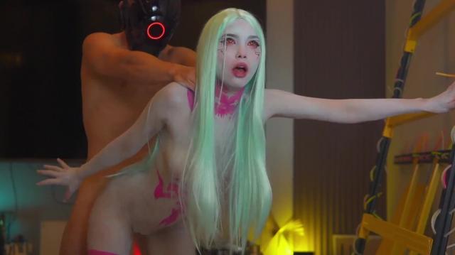 Сексуальная стройная блондинка-кибердевушка позволяет курьеру трахнуть ее до кульминации