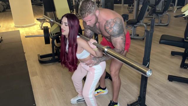 Сучка из спортзала реально возбуждается когда видит парня с татуировкой на большом члене