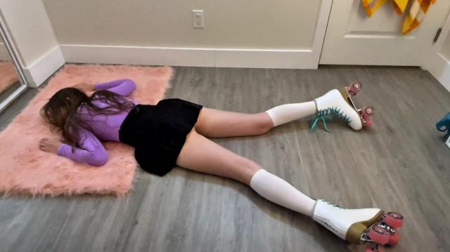 Сводная сестра на роликах неуклюжа И к тому же чертовски извращенка